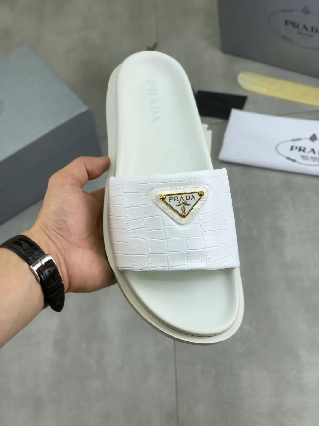 Men's shoes 💰P320💰【New style】🎁🎁🎁 PRADA Prada's new casual slippers, original official website, perfect workmanship, conveying a kind of noble luxury, sublimating its definition of luxury in Prada's high-end extraordinary craftsmanship. Original combination outsole, code number: 38-44 (45 customized) Multiple colors 🉑️ to choose from